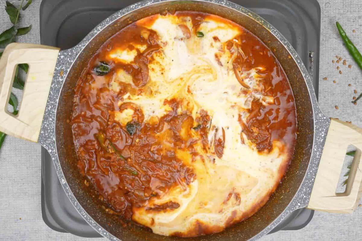 Latte di cocco aggiunto alla padella.