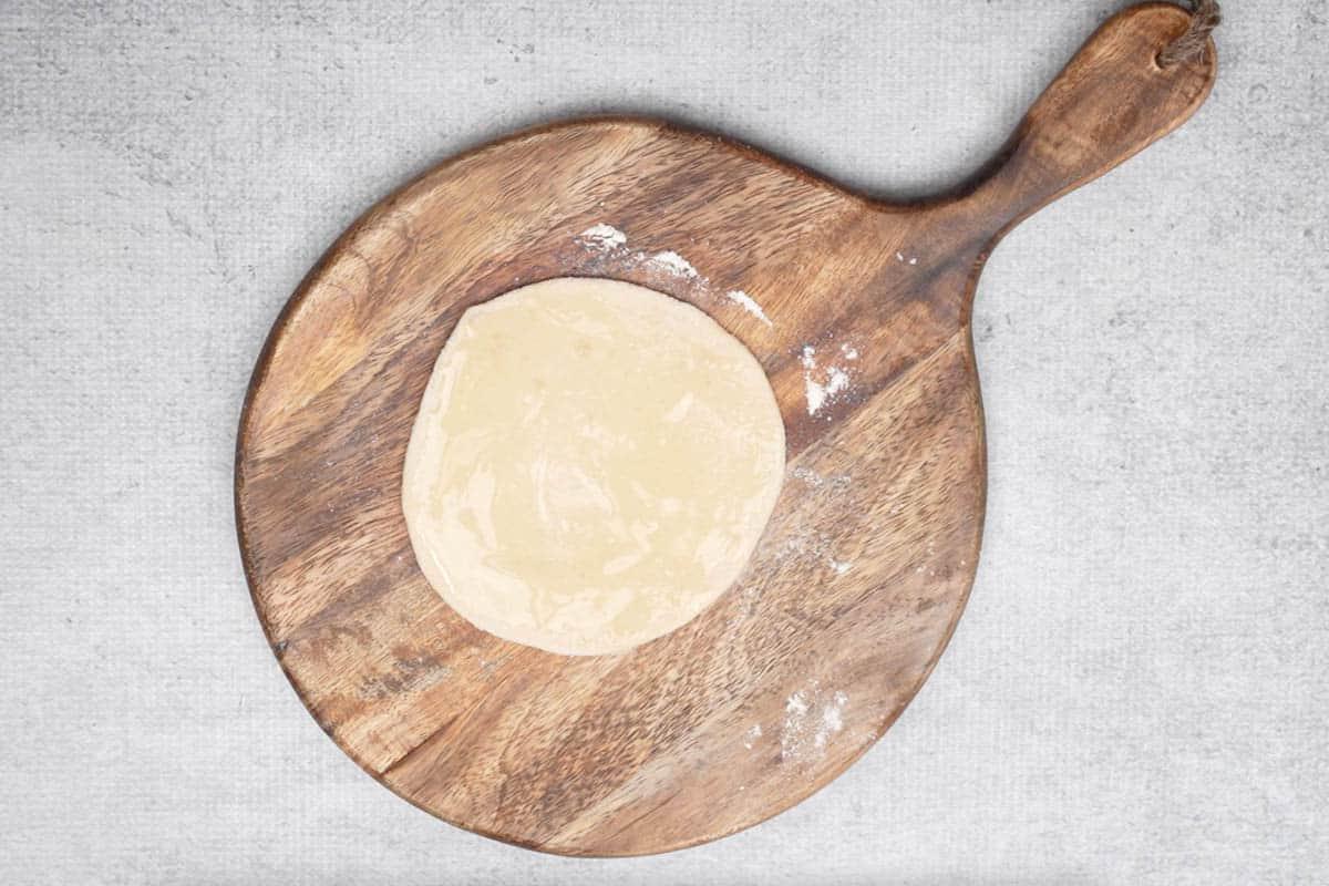 Cerchio di 10 cm preparato e spennellato con olio.